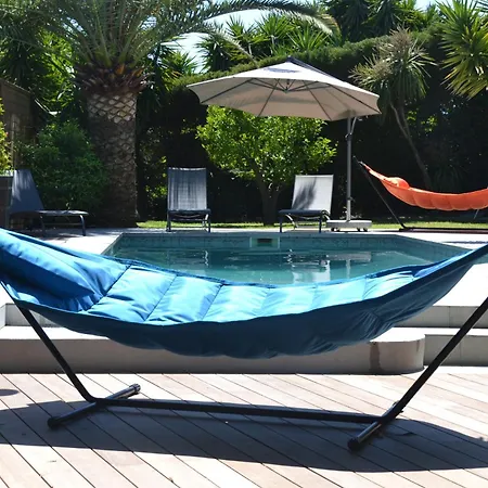 Villa Villa: 15 Mins Walk To & Centre *