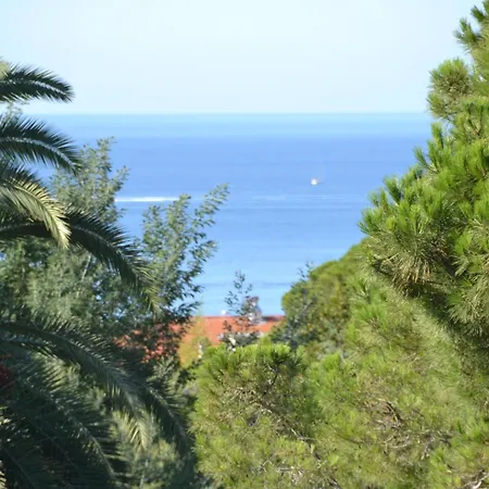 Villa: 15 Mins Walk To & Centre