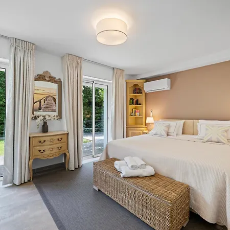 Villa Villa: 15 Mins Walk To & Centre