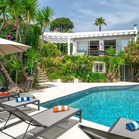 Villa: 15 Mins Walk To & Centre
