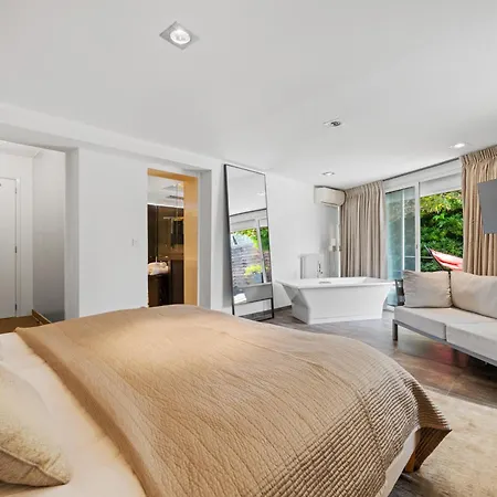 Villa: 15 Mins Walk To & Centre