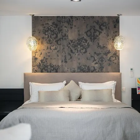 Villa: 15 Mins Walk To & Centre *