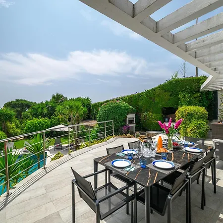 Villa Villa: 15 Mins Walk To & Centre