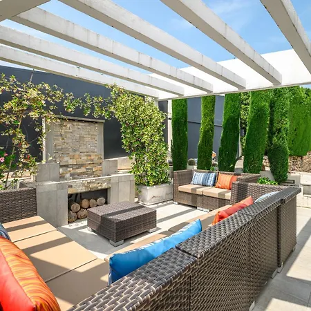 Villa: 15 Mins Walk To & Centre *