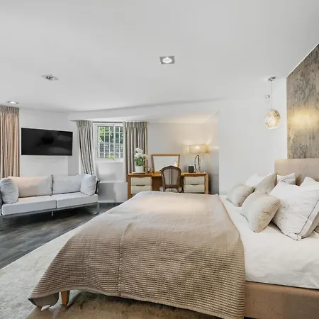 Villa: 15 Mins Walk To & Centre