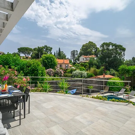 Villa: 15 Mins Walk To & Centre *