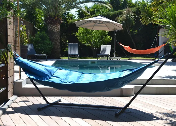 Villa Villa: 15 Mins Walk To & Centre *