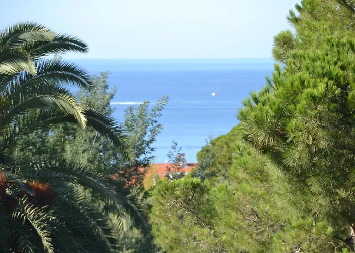 Villa: 15 Mins Walk To & Centre