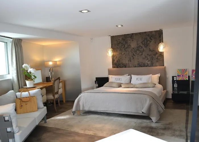 Villa: 15 Mins Walk To & Centre