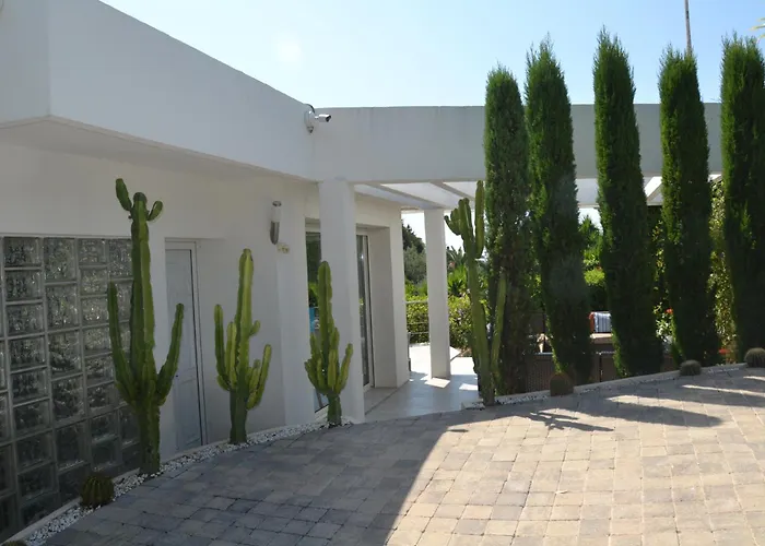 Villa: 15 Mins Walk To & Centre Villa Cannes