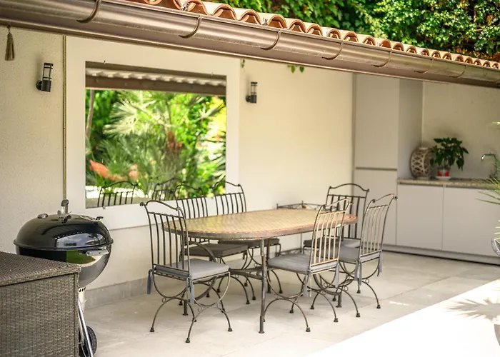 Villa: 15 Mins Walk To & Centre Villa *