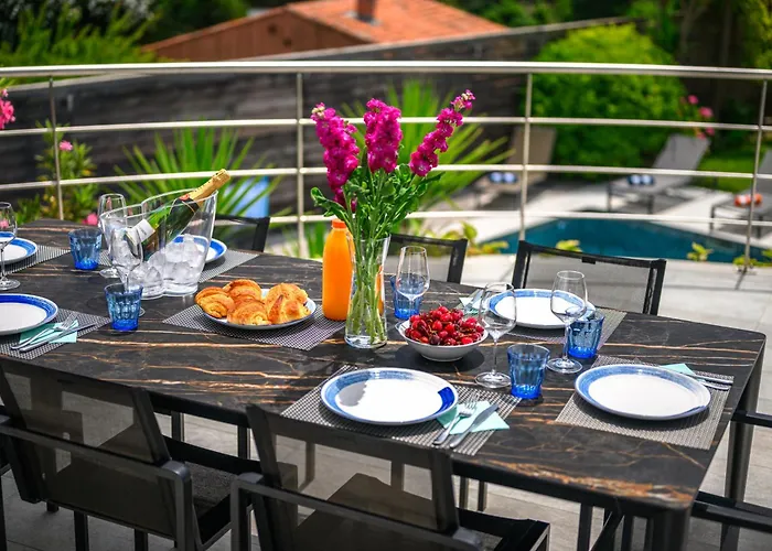 Villa Villa: 15 Mins Walk To & Centre *