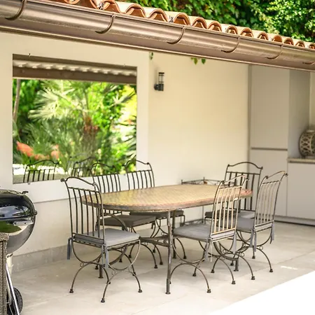 Villa: 15 Mins Walk To & Centre Villa *
