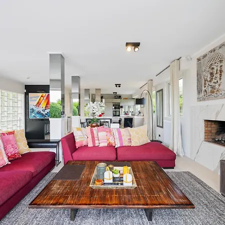 Villa: 15 Mins Walk To & Centre