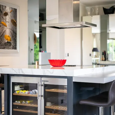 Vila Villa: 15 Mins Walk To & Centre *