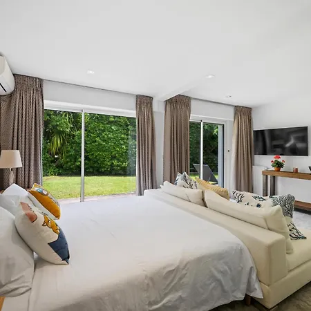 Vila Villa: 15 Mins Walk To & Centre *