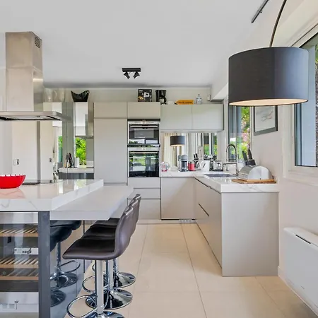 Villa: 15 Mins Walk To & Centre *