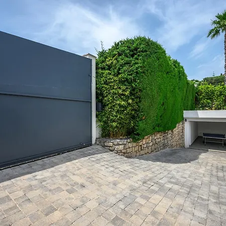 Villa: 15 Mins Walk To & Centre