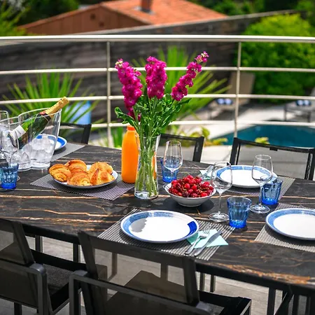 Vila Villa: 15 Mins Walk To & Centre *