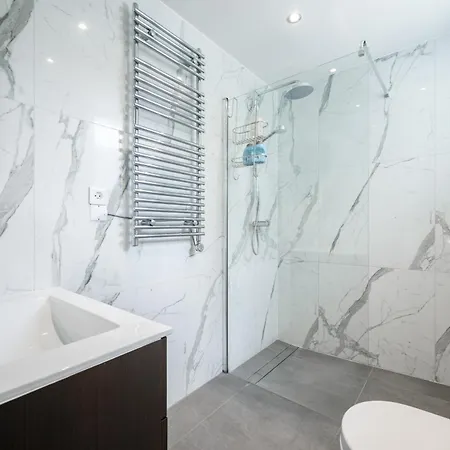 Villa: 15 Mins Walk To & Centre *