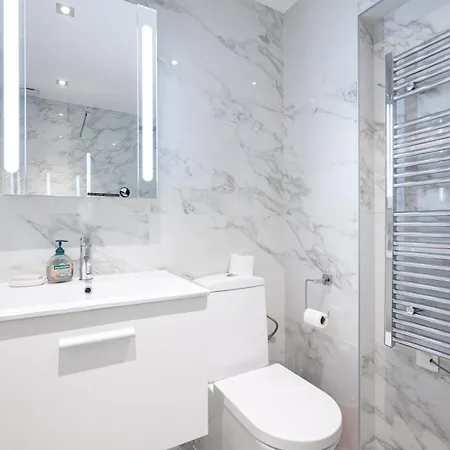 Villa: 15 Mins Walk To & Centre 빌라