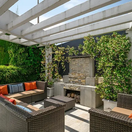 Villa: 15 Mins Walk To & Centre 빌라 *