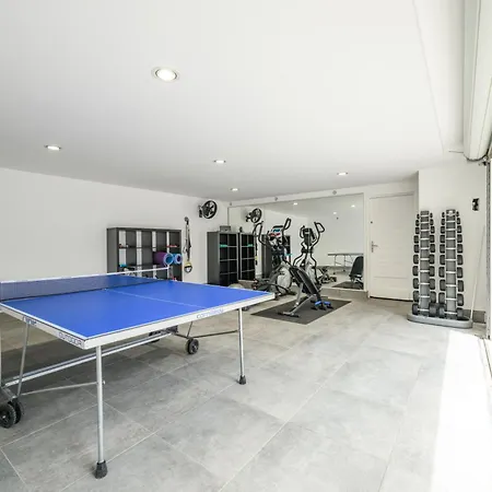 Villa: 15 Mins Walk To & Centre Vila *