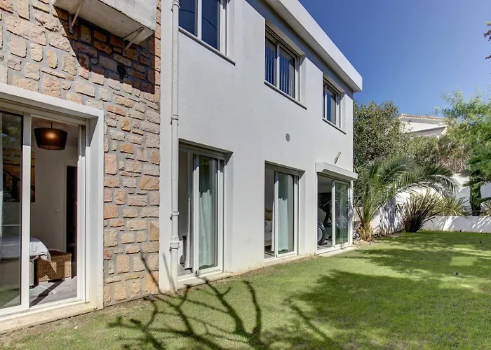 Villa Villa: 15 Mins Walk To & Centre *