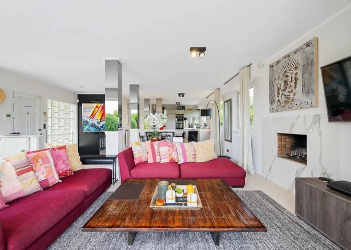 Villa: 15 Mins Walk To & Centre