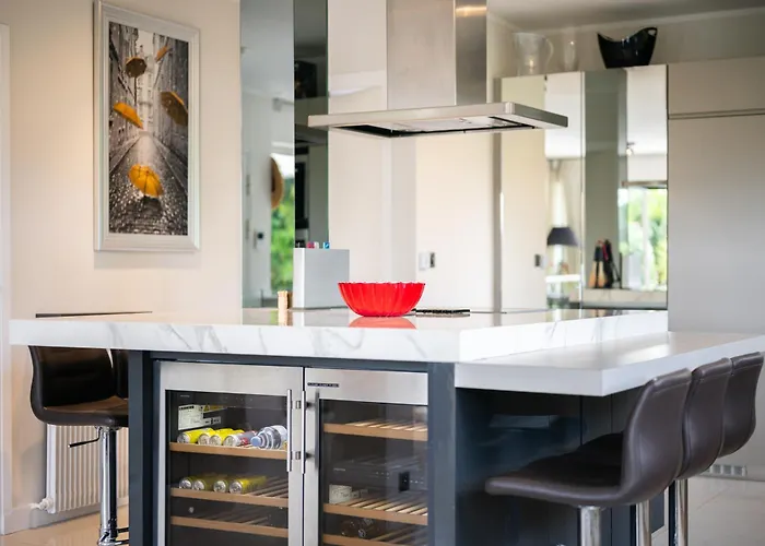 Villa Villa: 15 Mins Walk To & Centre *