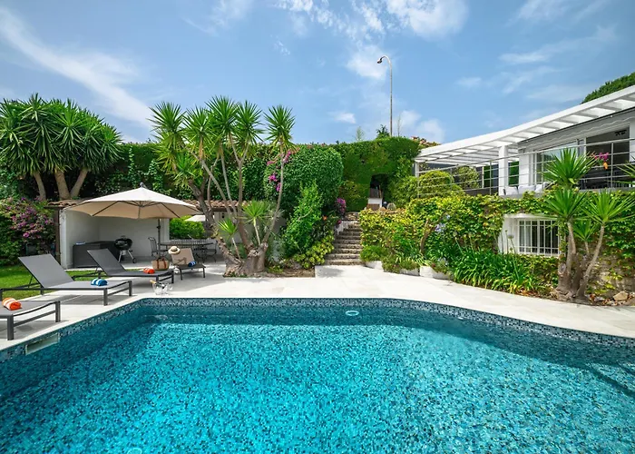 Villa: 15 Mins Walk To & Centre