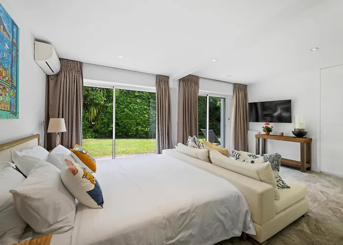 Villa Villa: 15 Mins Walk To & Centre *