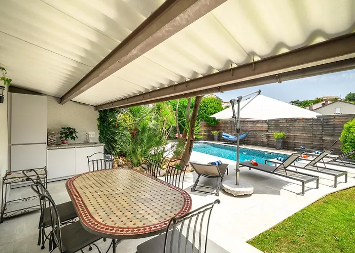 Villa: 15 Mins Walk To & Centre *