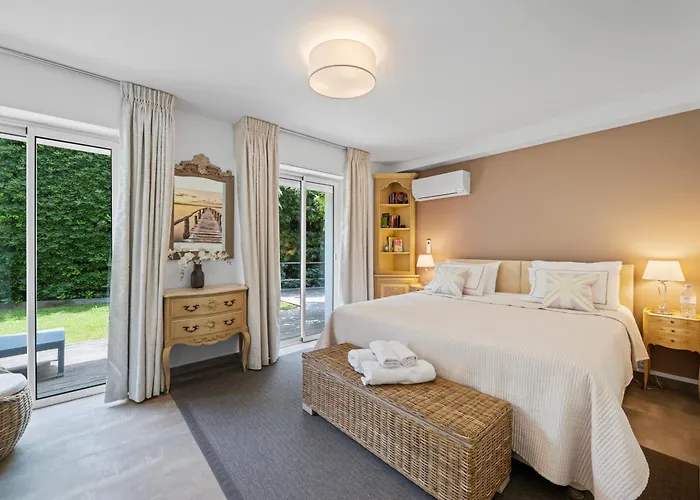 Villa Villa: 15 Mins Walk To & Centre