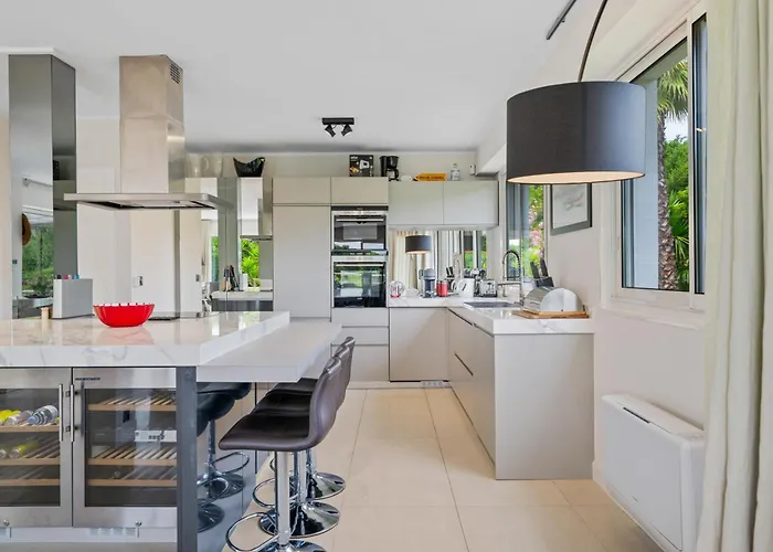 Villa: 15 Mins Walk To & Centre *