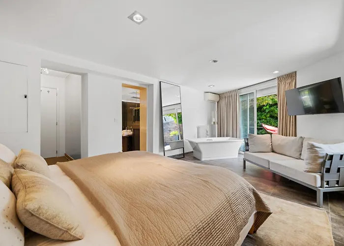 Villa: 15 Mins Walk To & Centre