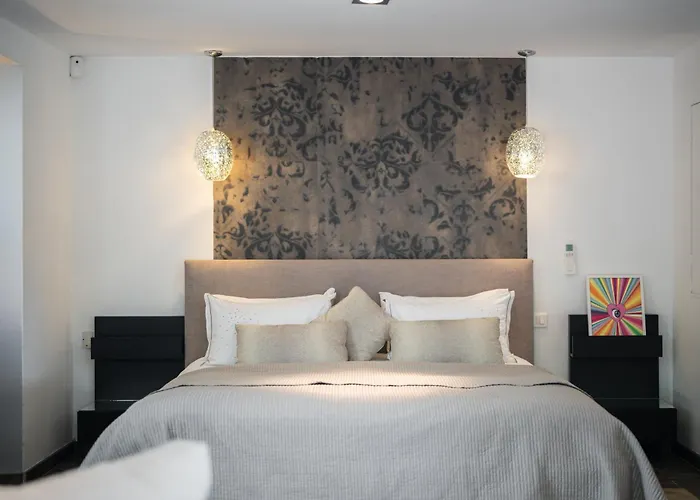 Villa: 15 Mins Walk To & Centre *