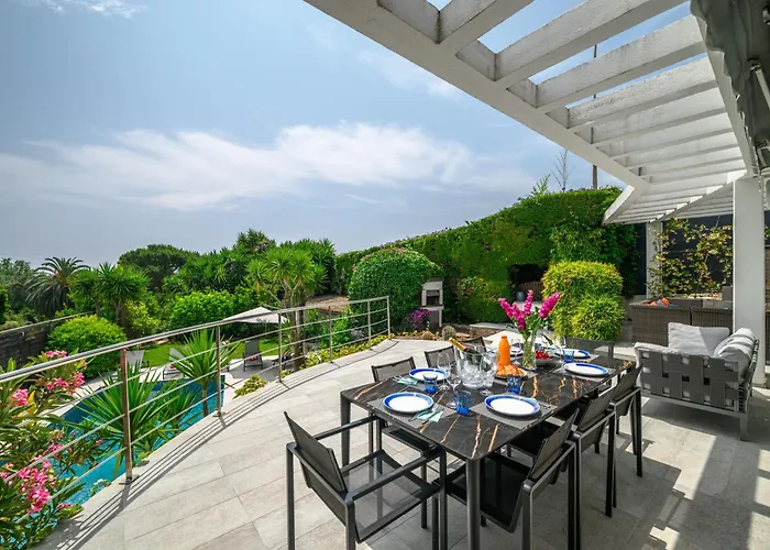 Villa Villa: 15 Mins Walk To & Centre