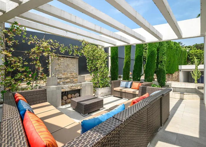 Villa: 15 Mins Walk To & Centre *