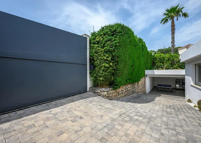 Villa: 15 Mins Walk To & Centre