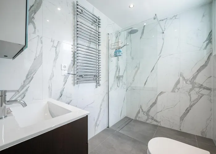 Villa: 15 Mins Walk To & Centre *