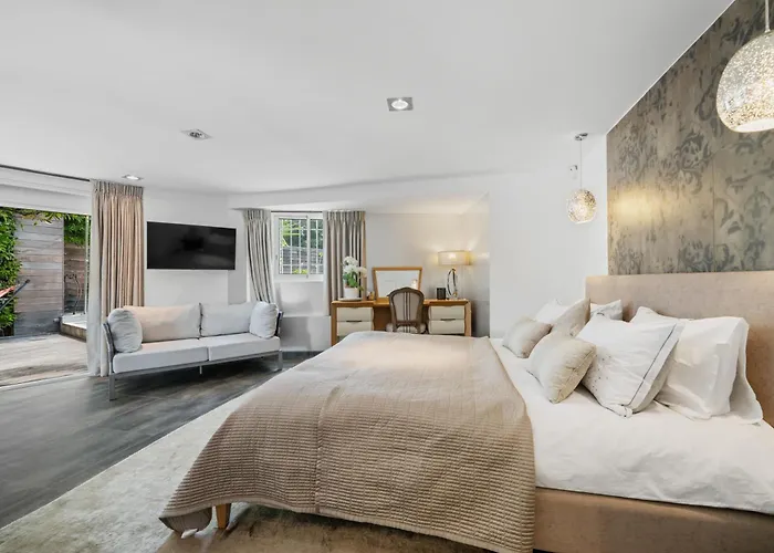 Villa: 15 Mins Walk To & Centre