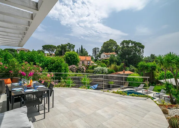 Villa: 15 Mins Walk To & Centre *